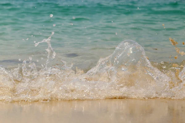 Vague se lavant sur la plage de sable . — Photo
