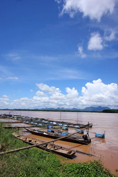 Fermes piscicoles dans la rivière Khong . — Photo