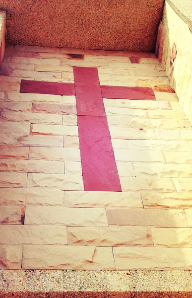 Cruz de piedra roja de Cristo construido en la pared de ladrillo, estilo vintage p —  Fotos de Stock