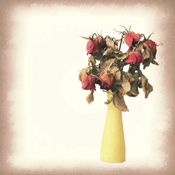 复古纸纹理，枯萎死玫瑰插在花瓶里的玫瑰，. — 图库照片