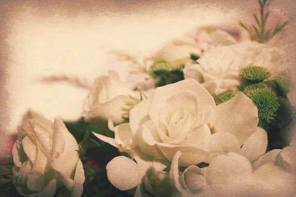 Vinobraní papír textury, bílé růže kytice. — Stock fotografie