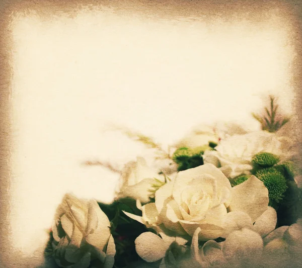 コピー スペース、白いバラの花束、柔らかい光とヴィンテージのポストカード — ストック写真