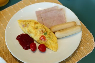 Amerikan kahvaltı masasında kümesi.