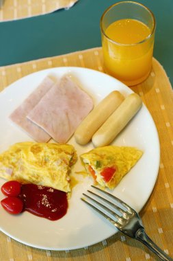 Amerikan kahvaltı masasında kümesi.