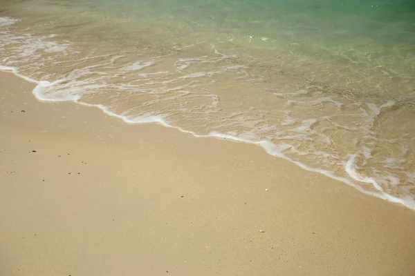 Vague de la mer sur la plage de sable fin . — Photo