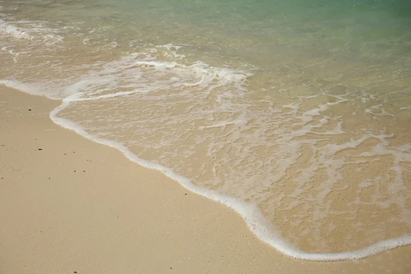Vague de la mer sur la plage de sable fin . — Photo