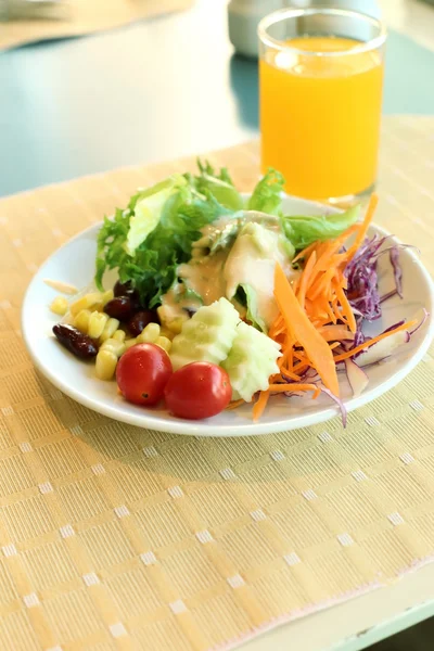 Gesundes Frühstücksset, frischer Gemüsesalat und Orangensaft. — Stockfoto