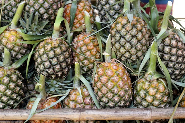 Pile of pineapple in fruit market. — Stock Photo, Image