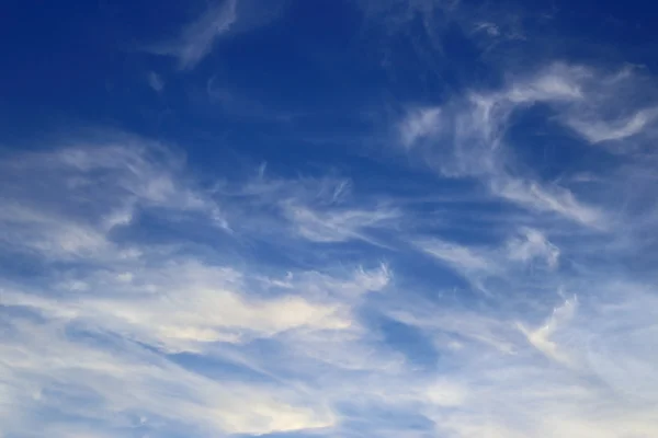 Nube blanca extendida en el cielo azul . — Foto de Stock