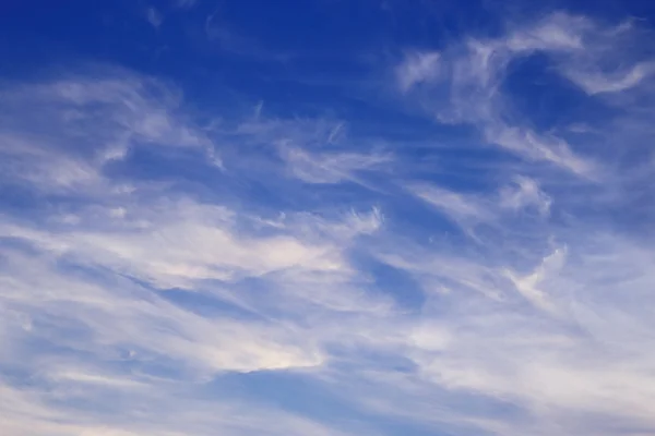 Белое облако раскинулось на голубом небе . — стоковое фото