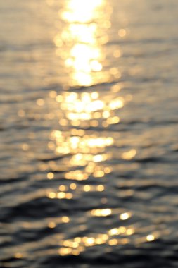 mavi deniz su zemin üzerine altın güneş ışığı bokeh soyut.