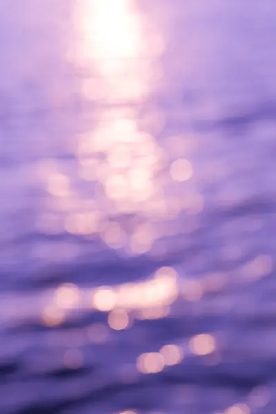 Resumen de la luz solar dorada bokeh sobre fondo azul de agua de mar . —  Fotos de Stock