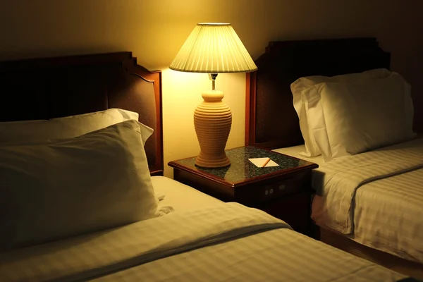 舒适的枕头和床，酒店房间夜景形象. — 图库照片