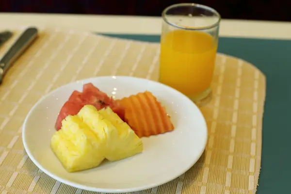 Υγιεινό πρωινό, φρέσκα φρούτα και χυμό πορτοκαλιού. — Φωτογραφία Αρχείου