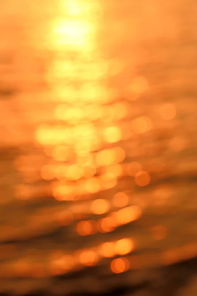 Scena offuscata acqua di mare al tramonto per sfondo . — Foto Stock