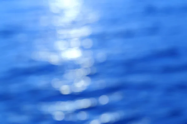 Scena tranquilla di mare blu, bokeh luce astratta sull'acqua per ba — Foto Stock
