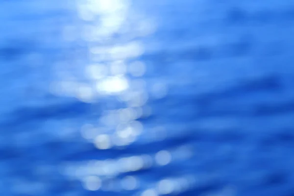 Tranquila escena de mar azul, luz abstracta bokeh en el agua para ba —  Fotos de Stock