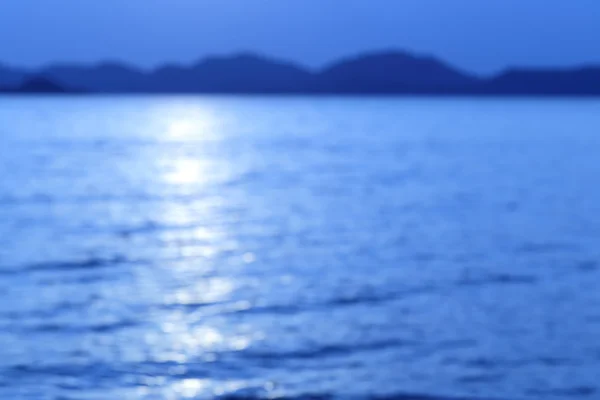 Tranquila escena de mar azul, luz abstracta bokeh en el agua para ba —  Fotos de Stock