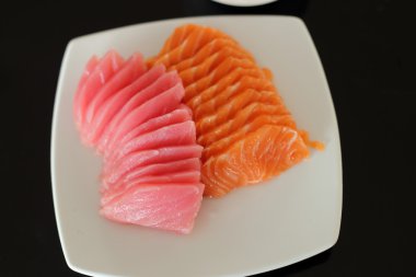 somon ve maguro sashimi beyaz çanak üzerinde.