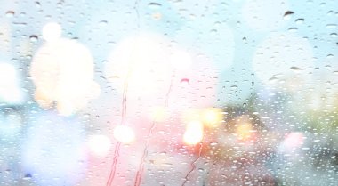 Yağmur damlaları ile araba penceresinden yol görünümü 