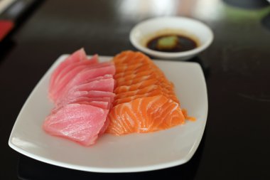 somon ve maguro sashimi beyaz çanak üzerinde.