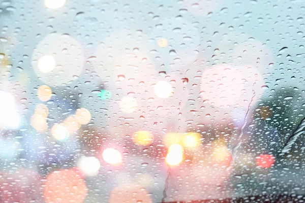 Σταγόνες βροχής στο παράθυρο του αυτοκινήτου με φως bokeh, περίληψη των βροχών — Φωτογραφία Αρχείου