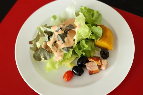 健康的な朝食、新鮮野菜のサラダ. — ストック写真