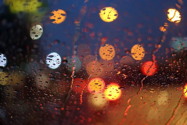 Regndroppar på fönster med ljus bokeh, regnig säsong abstrakt bac — Stockfoto