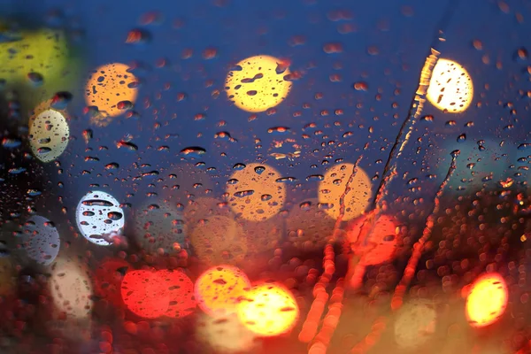 Σταγόνες βροχής στο παράθυρο με ελαφριά bokeh, βροχερή εποχή αφηρημένη bac — Φωτογραφία Αρχείου