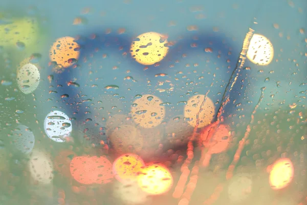 雨滴和模糊的心写在窗口与光散景，r — 图库照片