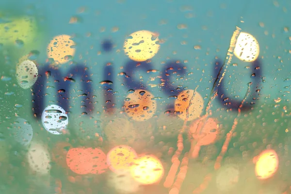 Chuva cai e falta de texto na janela com bokeh luz, s chuvosos — Fotografia de Stock