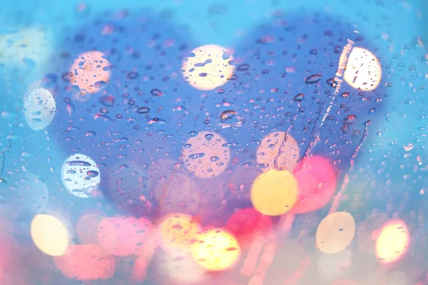 光ボケ味、梅雨の背景を持つウィンドウに雨粒します。 — ストック写真