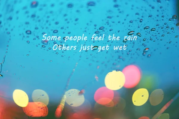 Ispirazione citazione tipografica - Alcune persone sentono la pioggia , ... — Foto Stock