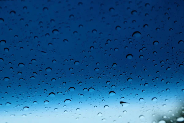 Σταγόνες βροχής στο γυαλί, αφηρημένα φόντο. — Φωτογραφία Αρχείου