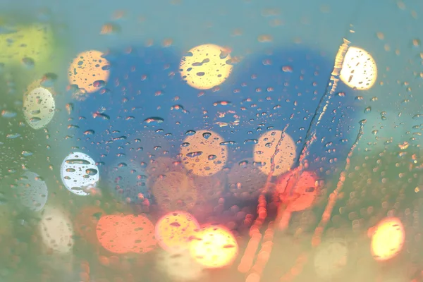 Gotas de chuva e coração borrado escrevem na janela com luz bokeh, r Imagem De Stock