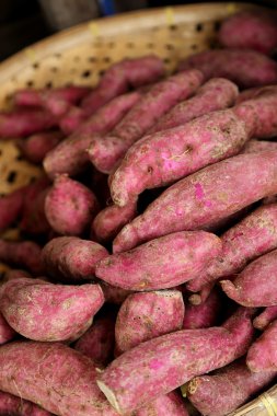 Tatlı patates pazarda satış.