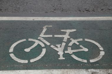 Bir sokakta bir bisiklet iz.