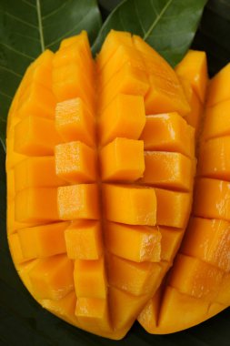 Olgun mango, muz yaprağı kes küp.