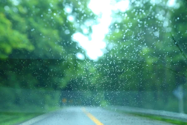 Θολή δρόμου στο δάσος αναζήτηση μέσω βροχής πτώση στο αυτοκίνητο γυαλί. — Φωτογραφία Αρχείου