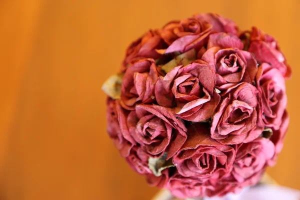 Artificial roses bouquet on wooden background. — Stock Photo, Image