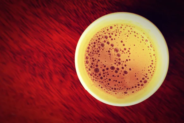 Hett kaffe i papper kopp sett uppifrån, vintage stil processen. — Stockfoto