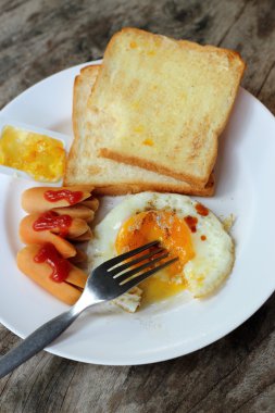 Ahşap masa üzerinde Amerikan kahvaltı seti.