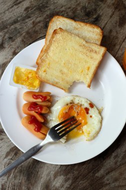 Ahşap masa üzerinde Amerikan kahvaltı seti.