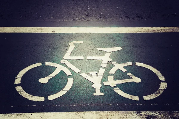 Признак велосипеда на уличном процессе в винтажном стиле ретро — стоковое фото