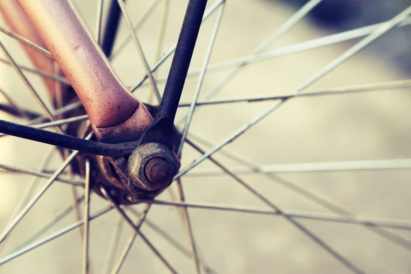 Закрытие процесса велосипедных колес в винтажном стиле ретро . — стоковое фото