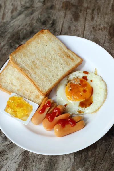 Conjunto de desayuno americano en mesa de madera . — Foto de Stock