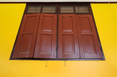 Sarı duvar ahşap pencere