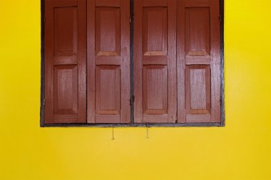 Sarı duvar ahşap pencere