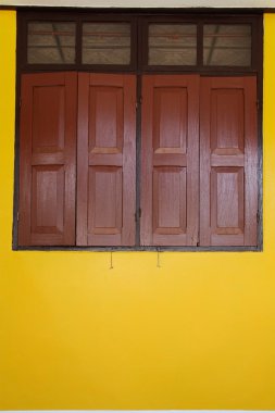 Sarı duvar ahşap pencere.