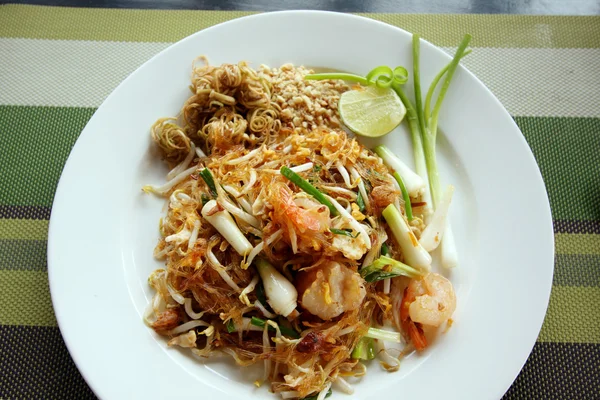 Pad Thai, platos nacionales de Tailandia, fideos de arroz fritos, T — Foto de Stock